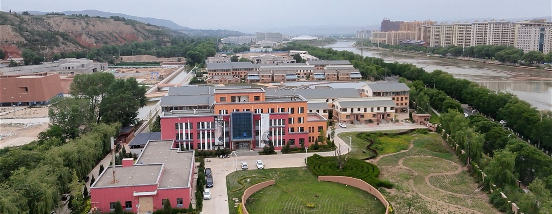 2011年11月，itb8888通博出资兴建了临洮马家窑彩陶文化幼镇，由旗下子公司“临洮马家窑世界彩陶文化中心有限责任公司”全面掌管幼镇的建设及运营。