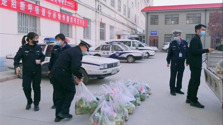 爱心助力 共克时艰 ——itb8888通博养老为临洮抗疫一线工作人员送温暖